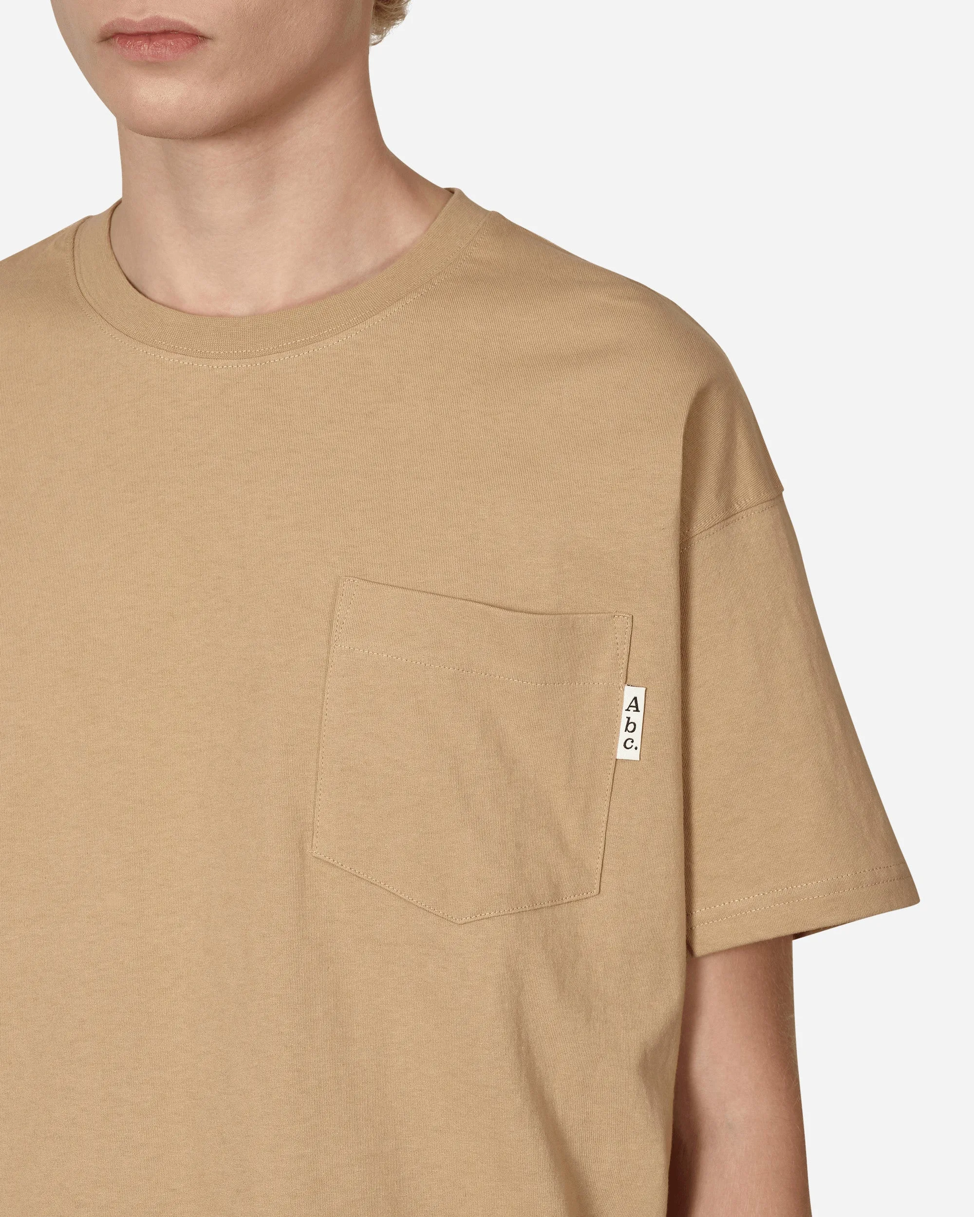 Abc. 123. Beiges T-Shirt mit Rundhalsausschnitt