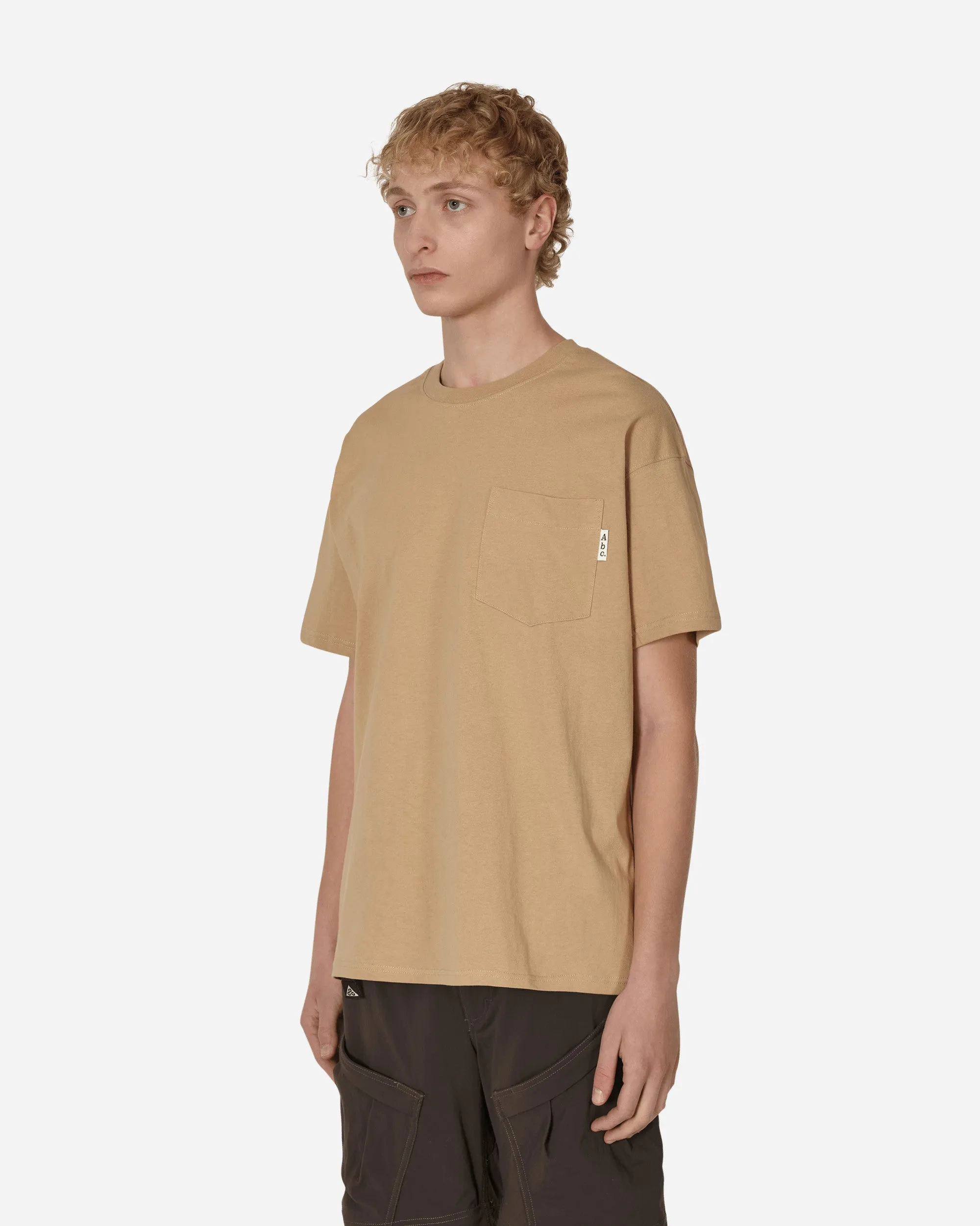 Abc. 123. Beiges T-Shirt mit Rundhalsausschnitt