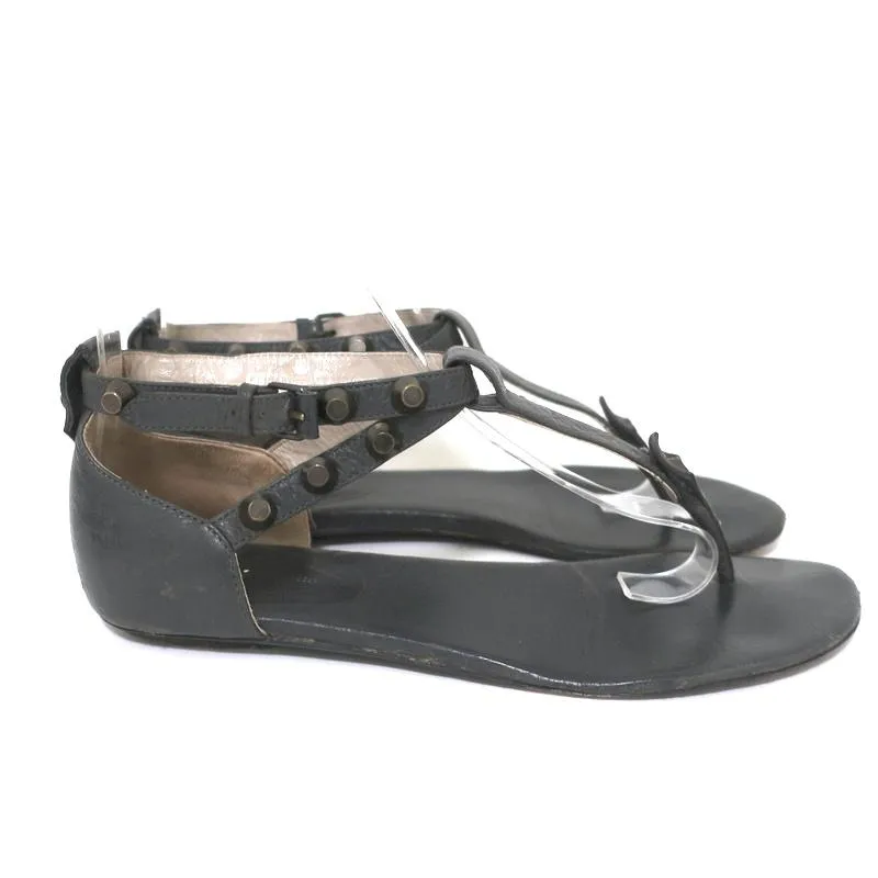 Balenciaga Nieten-T-Riemchen-Sandalen Dunkelgraues Leder Größe 37,5 Flache Zehenstegsandale