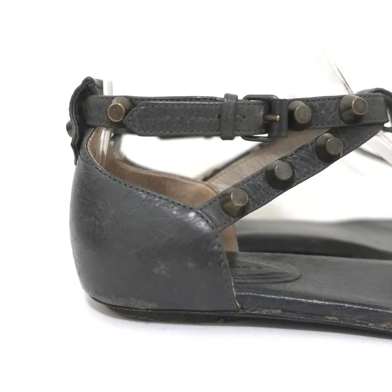 Balenciaga Nieten-T-Riemchen-Sandalen Dunkelgraues Leder Größe 37,5 Flache Zehenstegsandale