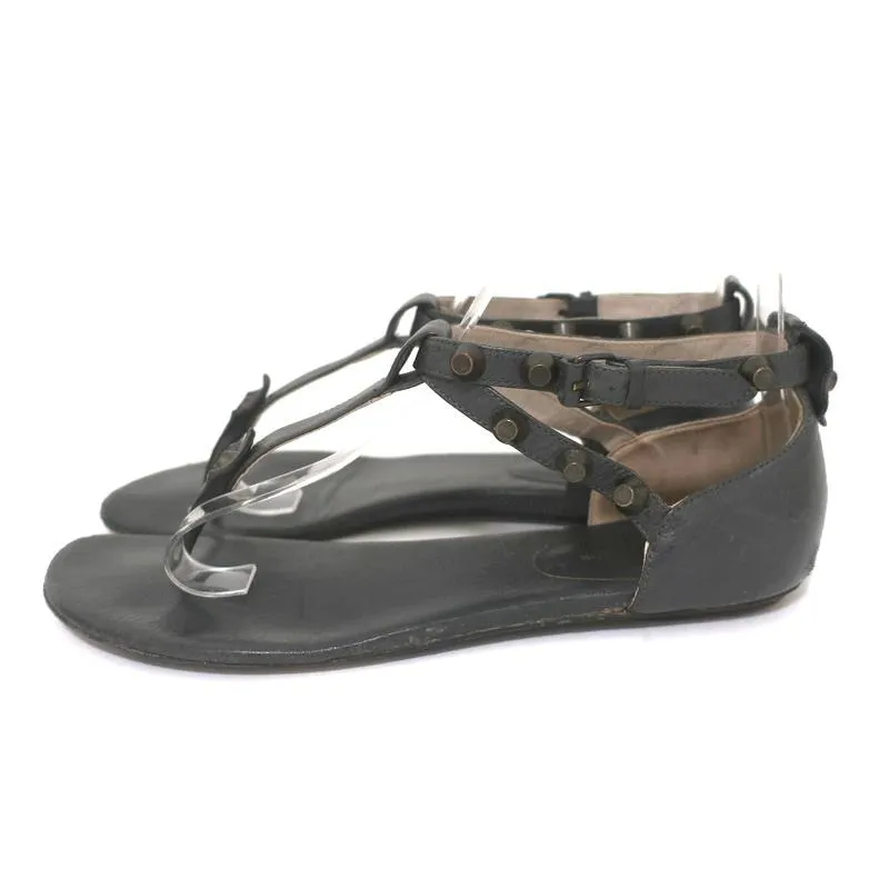 Balenciaga Nieten-T-Riemchen-Sandalen Dunkelgraues Leder Größe 37,5 Flache Zehenstegsandale