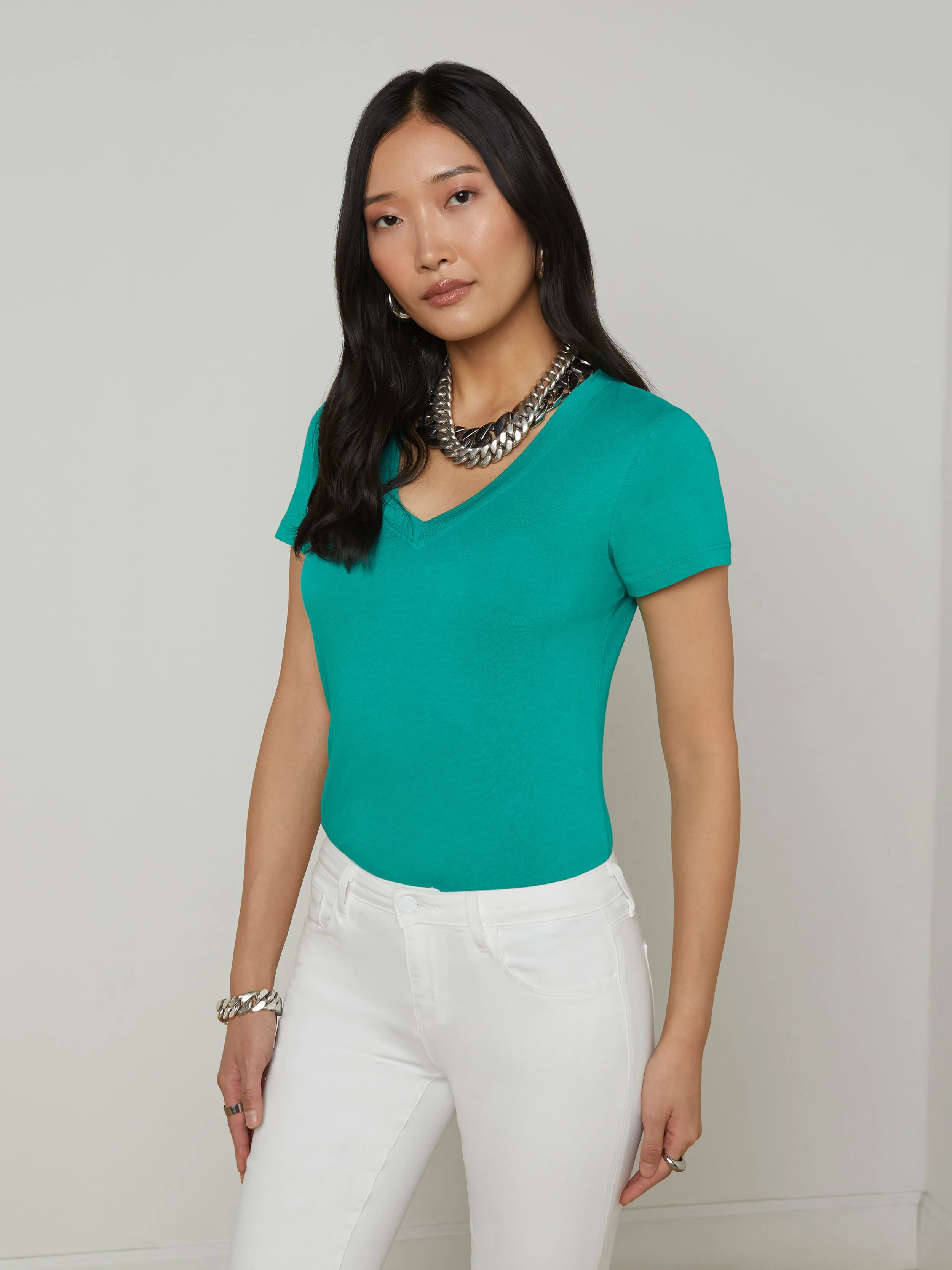 Becca Baumwoll-V-Ausschnitt T-Shirt