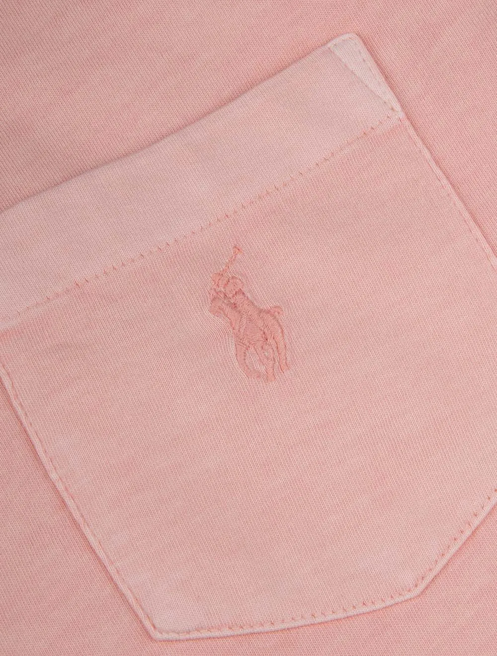 Maßgeschneidertes schlankes T-Shirt mit mineralisch gefärbter Tasche in Rosa