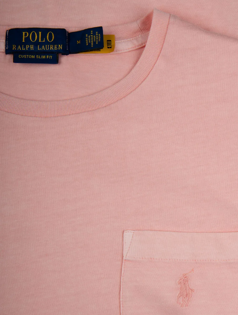 Maßgeschneidertes schlankes T-Shirt mit mineralisch gefärbter Tasche in Rosa