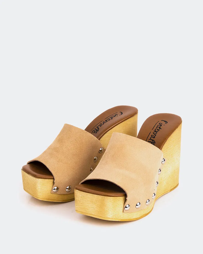Emeline Nackt Wildleder
