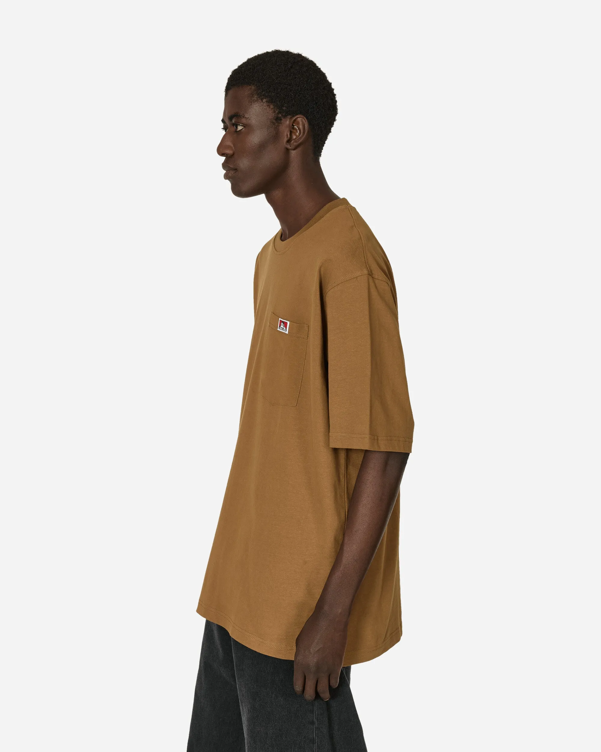 Robustes Klassisches Etikett T-Shirt mit Tasche in Kojotenbraun