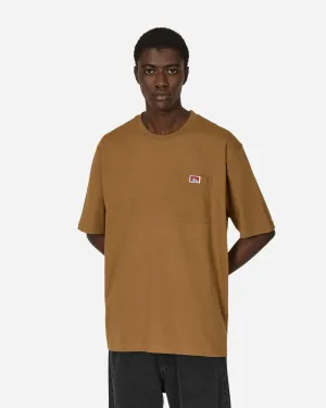 Robustes Klassisches Etikett T-Shirt mit Tasche in Kojotenbraun