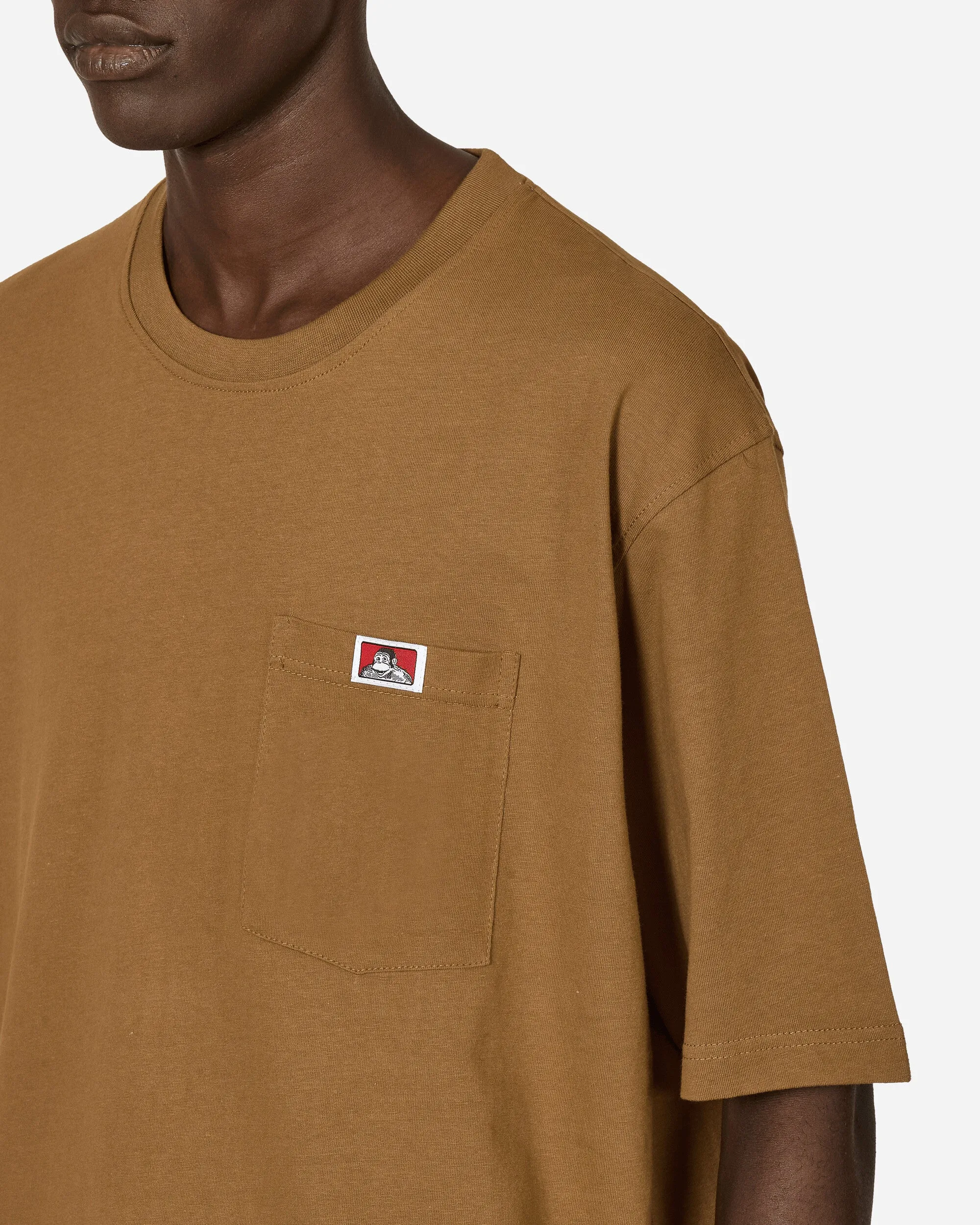 Robustes Klassisches Etikett T-Shirt mit Tasche in Kojotenbraun