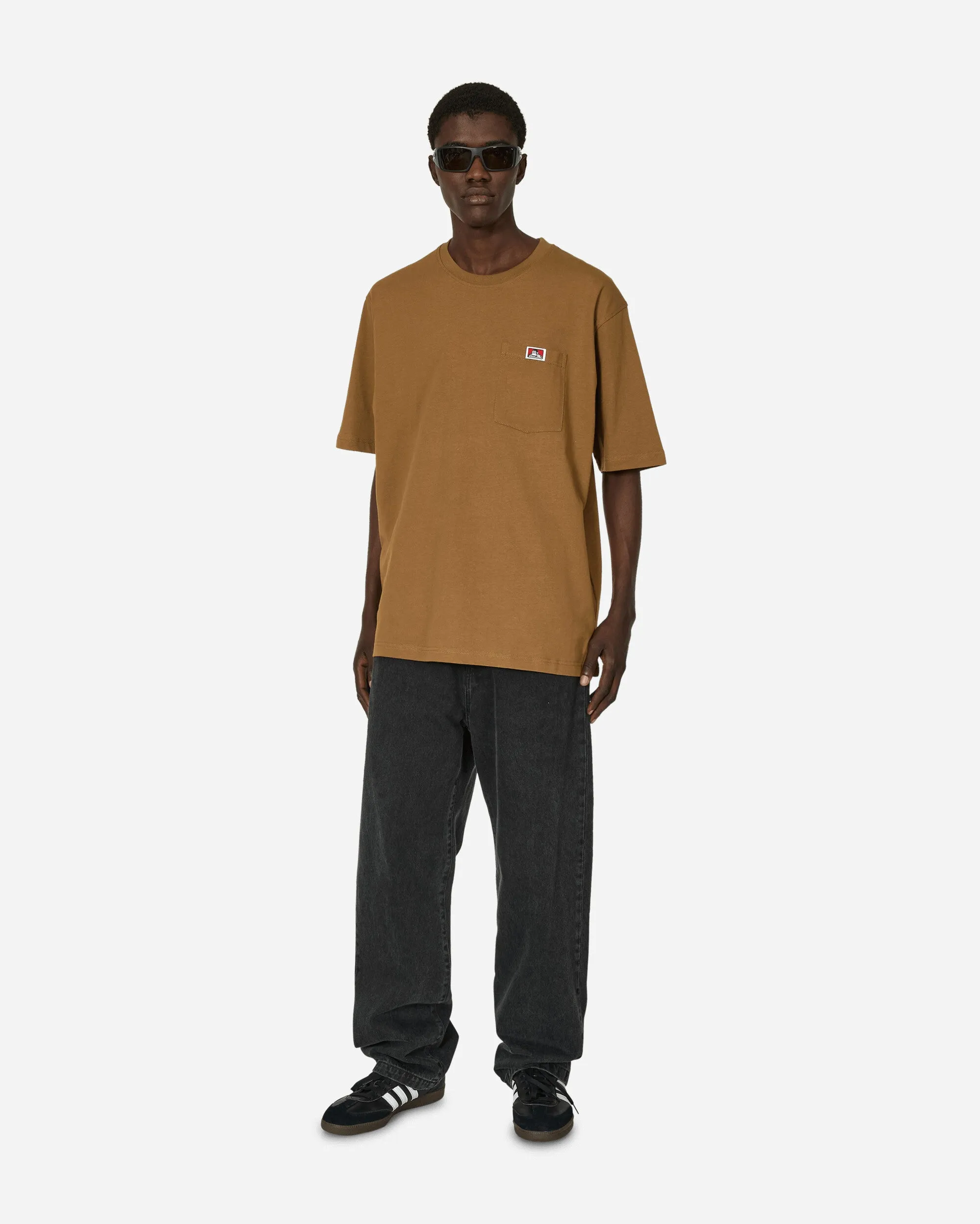 Robustes Klassisches Etikett T-Shirt mit Tasche in Kojotenbraun