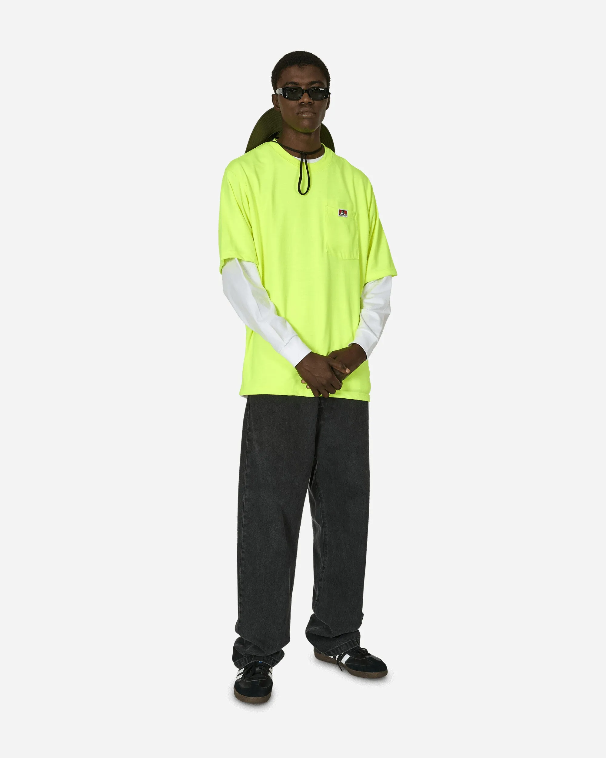Robustes Klassisches Etikett T-Shirt mit Tasche in Signalgrün