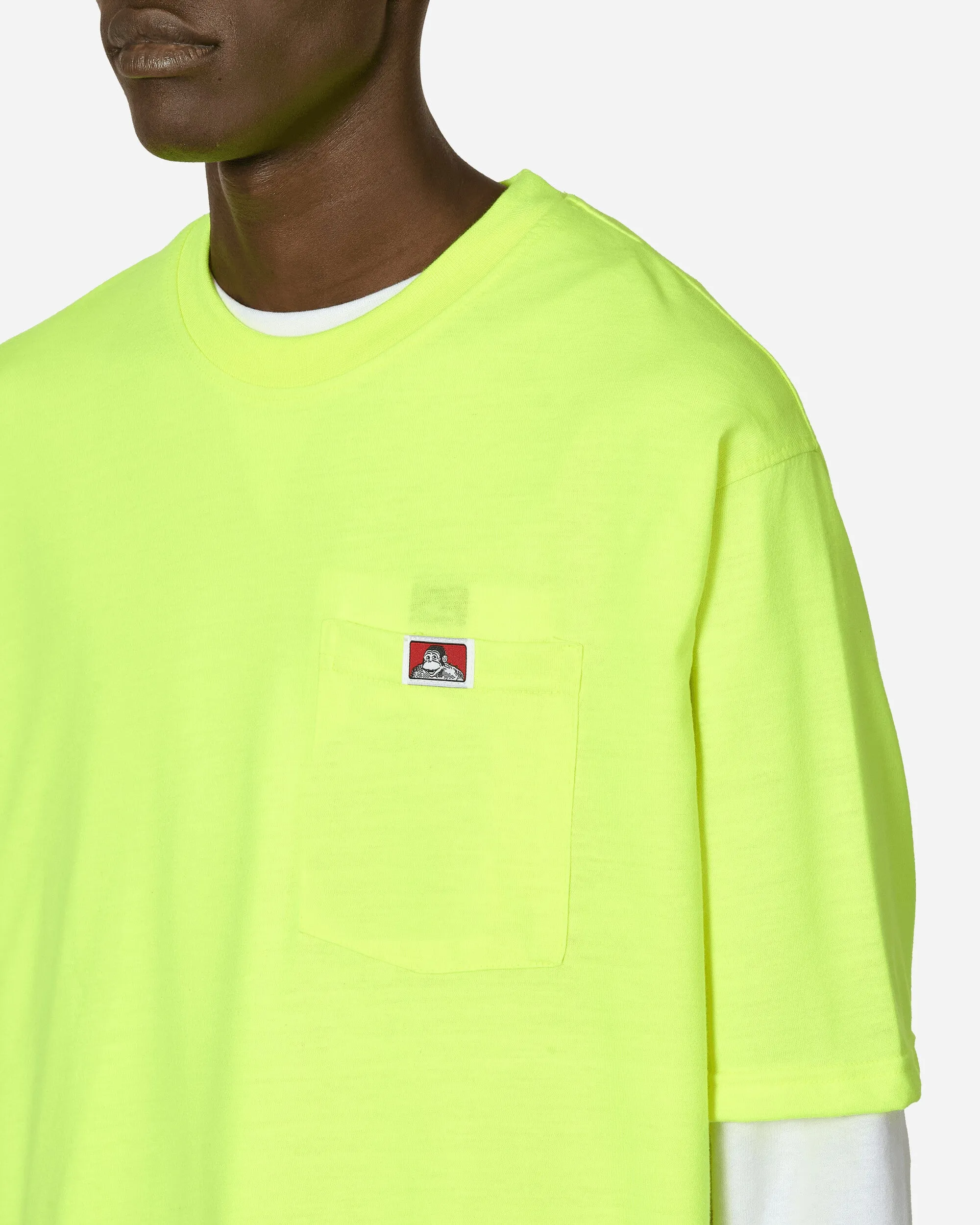 Robustes Klassisches Etikett T-Shirt mit Tasche in Signalgrün