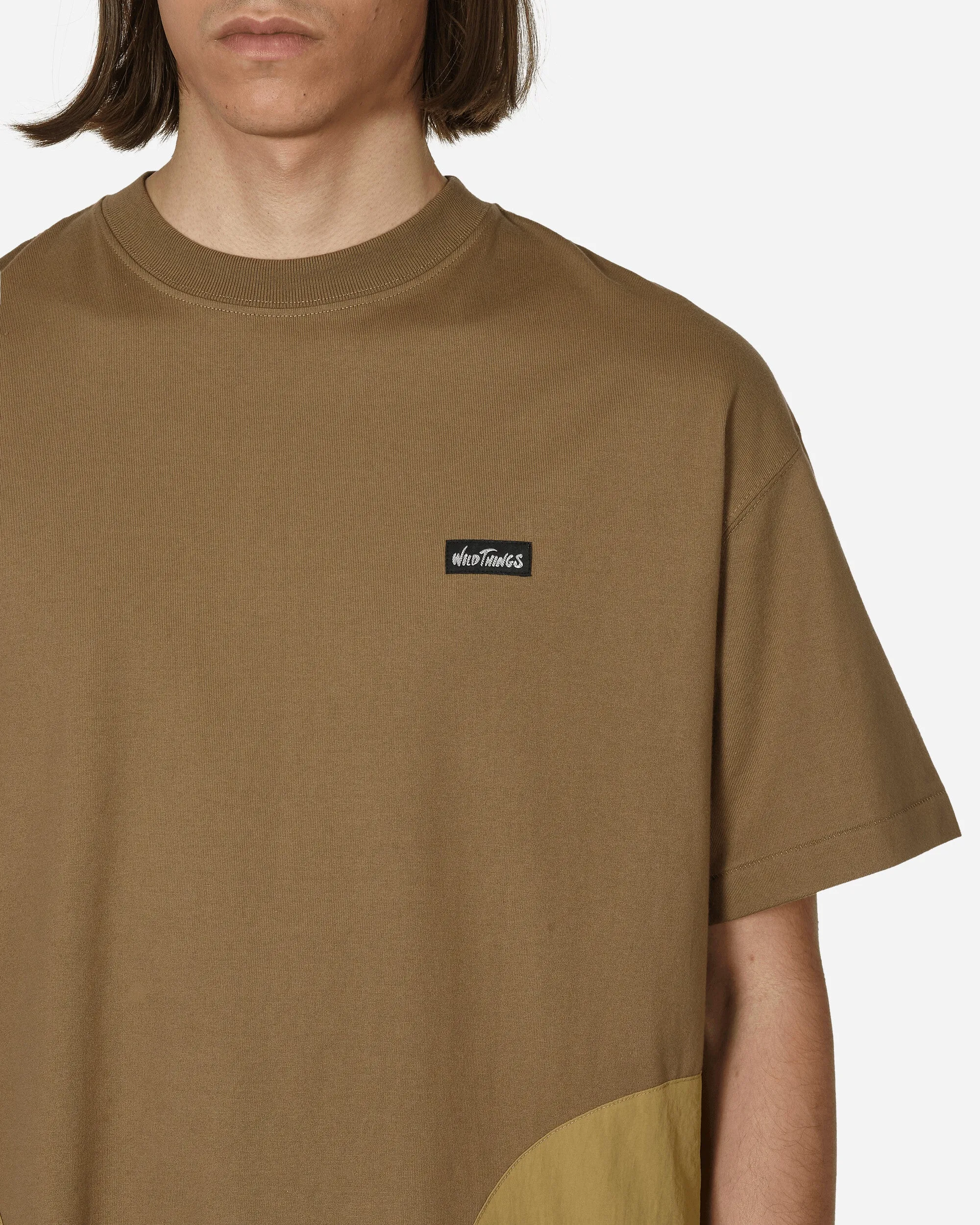 Tiefes T-Shirt mit Rundhalsausschnitt Sand