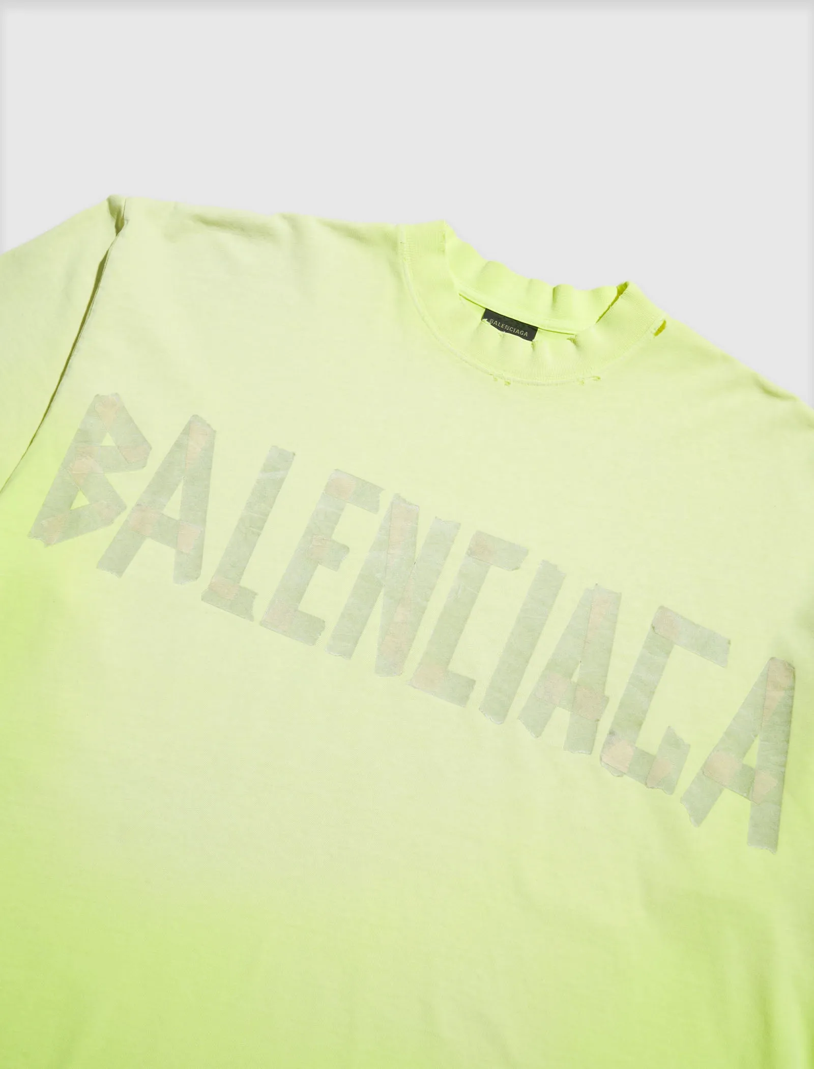MITTELGESCHNITTENES T-SHIRT