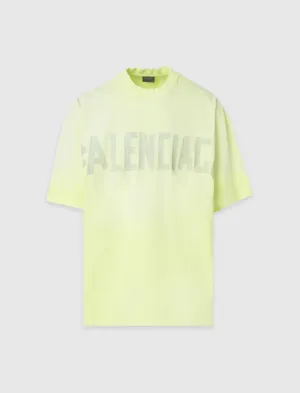 MITTELGESCHNITTENES T-SHIRT