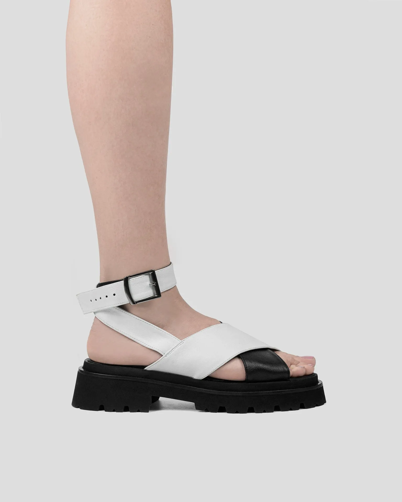 Medley Cross Riemen Desserto® Kaktusleder Sandalen | Schwarz & Weiß