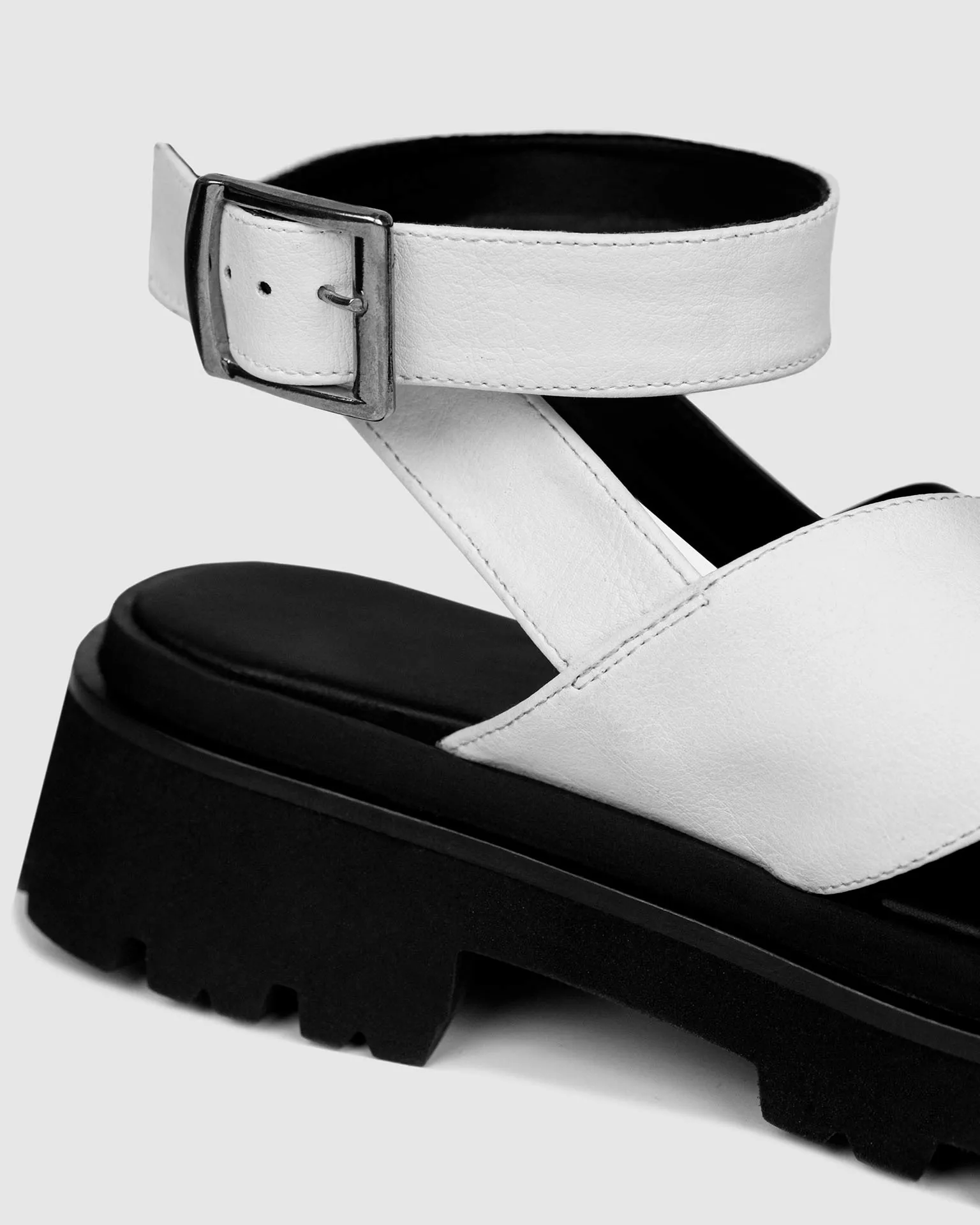 Medley Cross Riemen Desserto® Kaktusleder Sandalen | Schwarz & Weiß