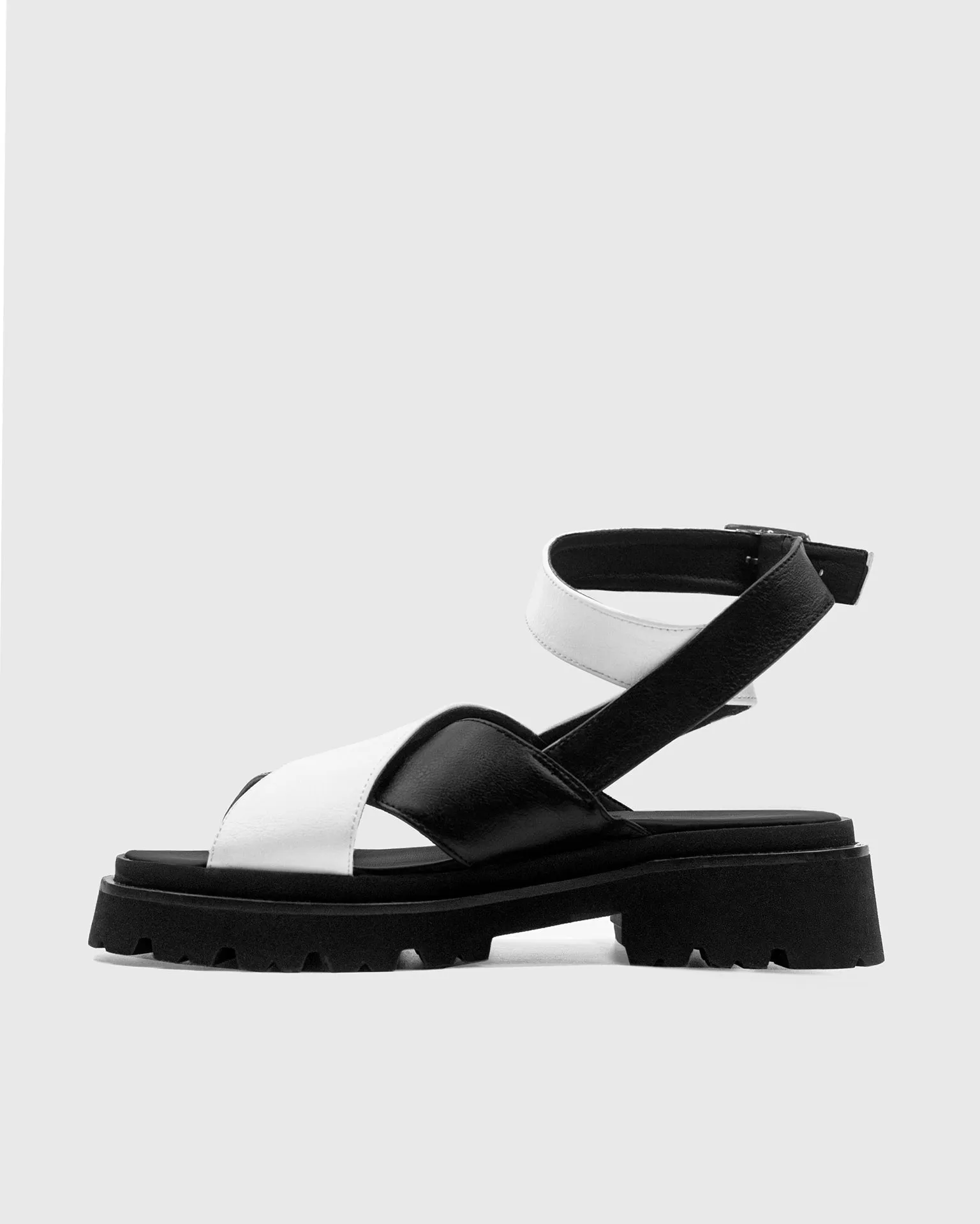 Medley Cross Riemen Desserto® Kaktusleder Sandalen | Schwarz & Weiß
