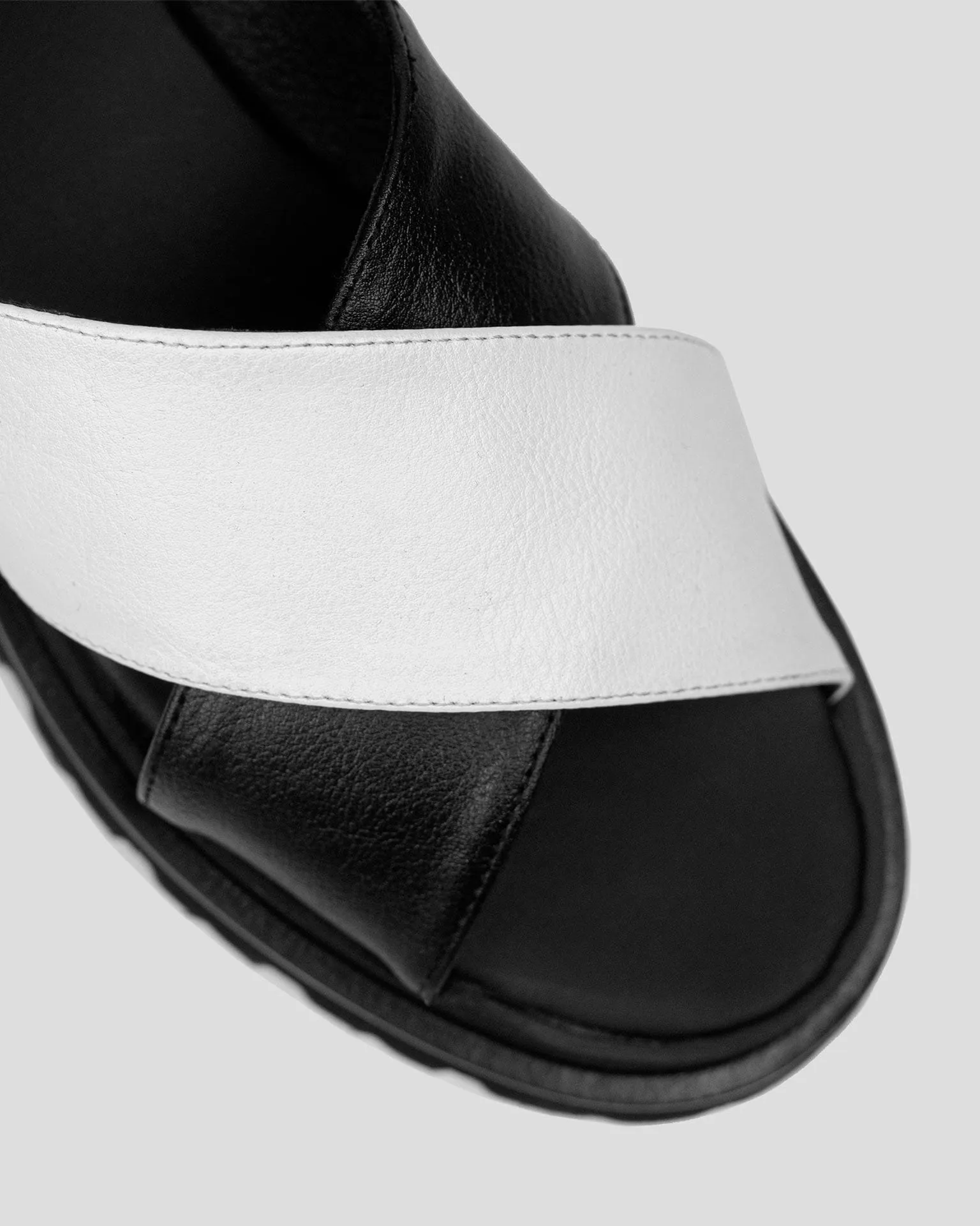 Medley Cross Riemen Desserto® Kaktusleder Sandalen | Schwarz & Weiß