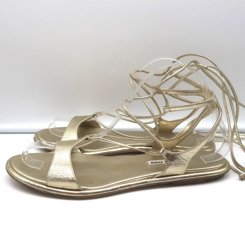 Miu Miu Flache Gladiatoren-Sandalen mit Knöchelriemen Gold Metallic Leder Größe 38.5