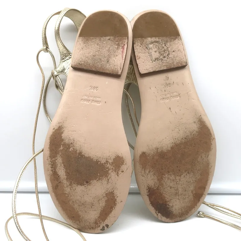 Miu Miu Flache Gladiatoren-Sandalen mit Knöchelriemen Gold Metallic Leder Größe 38.5