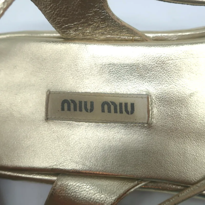 Miu Miu Flache Gladiatoren-Sandalen mit Knöchelriemen Gold Metallic Leder Größe 38.5