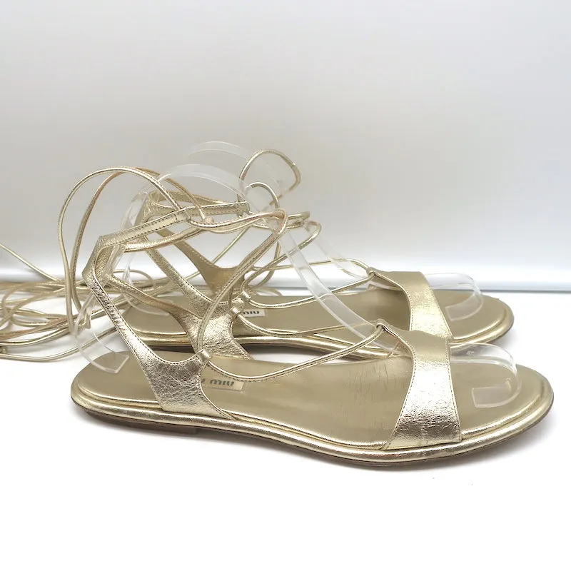 Miu Miu Flache Gladiatoren-Sandalen mit Knöchelriemen Gold Metallic Leder Größe 38.5