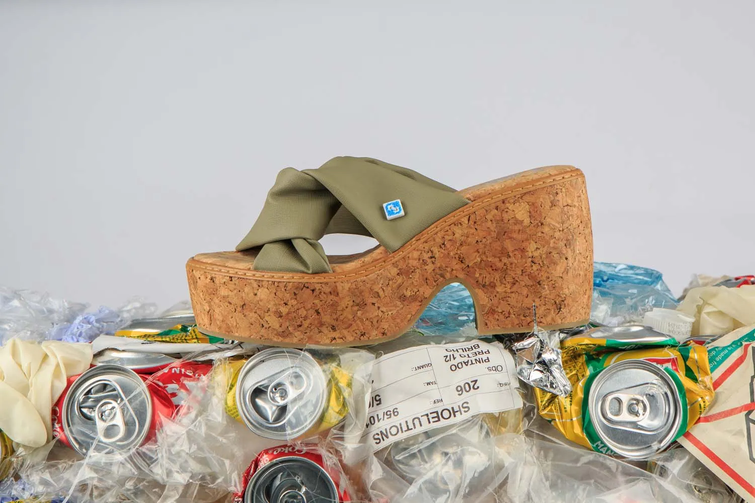 Meine Vegan Keil-Sandalen mit Twist-Peel-Kastanienoptik | Olive