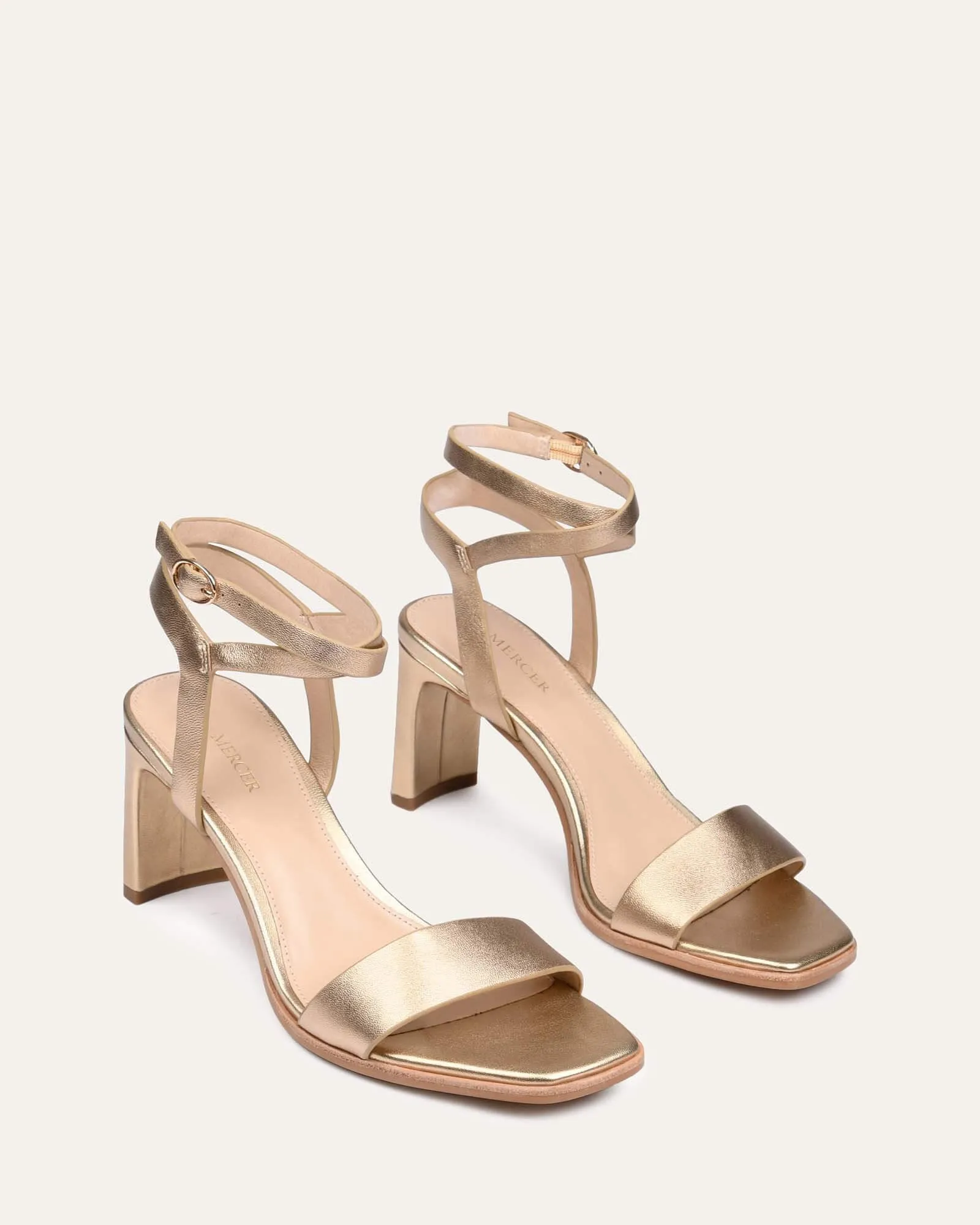 NATSU MITTELHOHE ABSATZSANDALEN AUS WEICHEM GOLDENEM LEDER