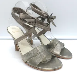 Stuart Weitzman Sandalen mit Knöchelriemen in Metalloptik (Zinn/Gold) aus Leder, Größe 8.5