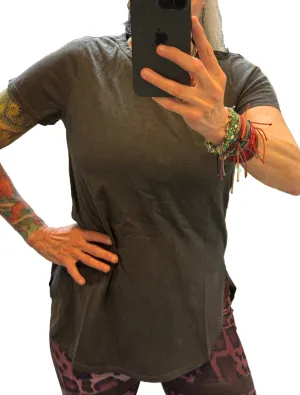 TLA Slim Shirttail Crew Neck T-Shirt in Petite und Plus