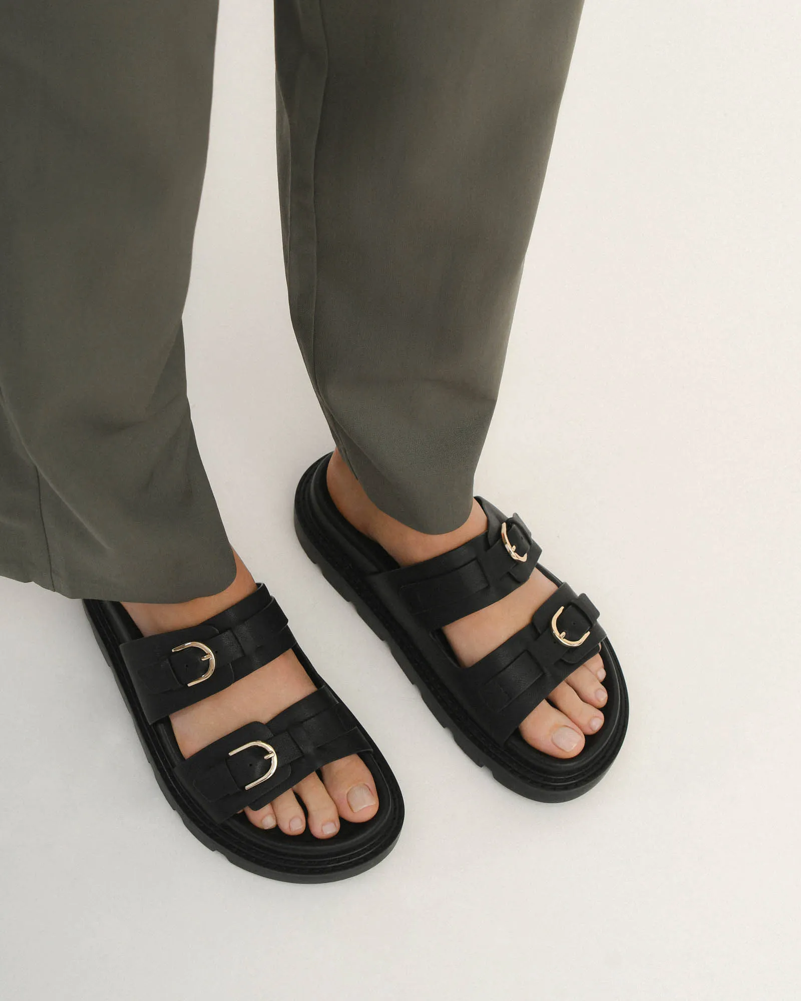 VICHY FLACHE SANDALETTEN AUS SCHWARZEM LEDER